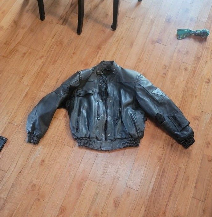 Men's Vent Tech LARGE Motorcycle Leather Jacket With Braces.