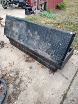 Truck tool box