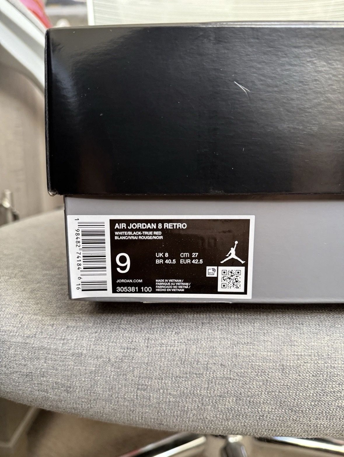 Jordan 8 Retro Bugs Size 9- Brand New 180$ Great Deal