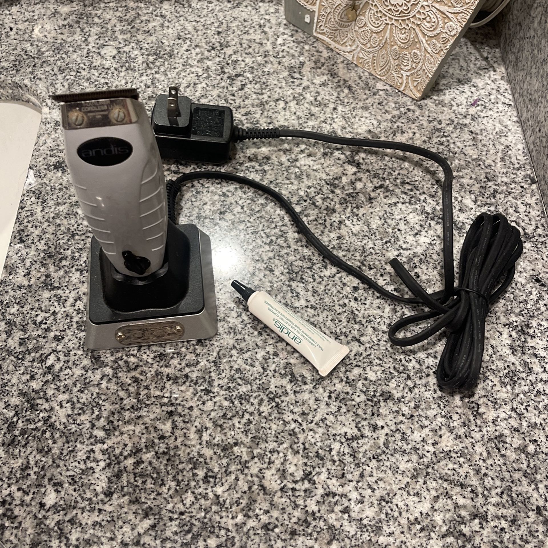 ANDIS Cordless T-Outliner Trimmer