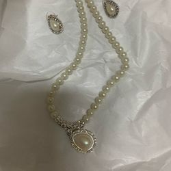 Pearl Pendant Chant Earrings Set $15