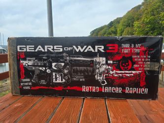 Gears of War 3 Retro Lancer 1:1 Scale Replica (NECA)