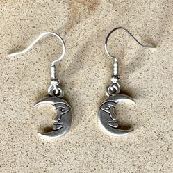 🌜 Fun silver tone crescent moon with face charm earrings