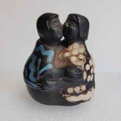 Peruvian Chulucanas Peru Pottery Kissing Folk Art Couple Kissing Lovers 2.5"
