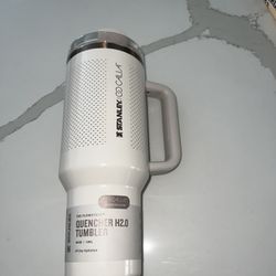 Brand New Stanley x Calia 40 Oz Flowstate Quencher H2.0 Tumbler Oat Milk