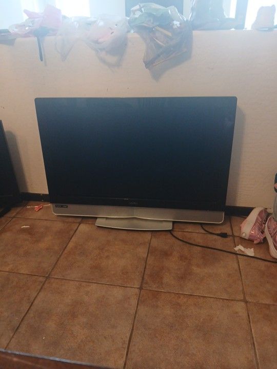 40" Vizio HDTV $40 & 36" Sanyo $25