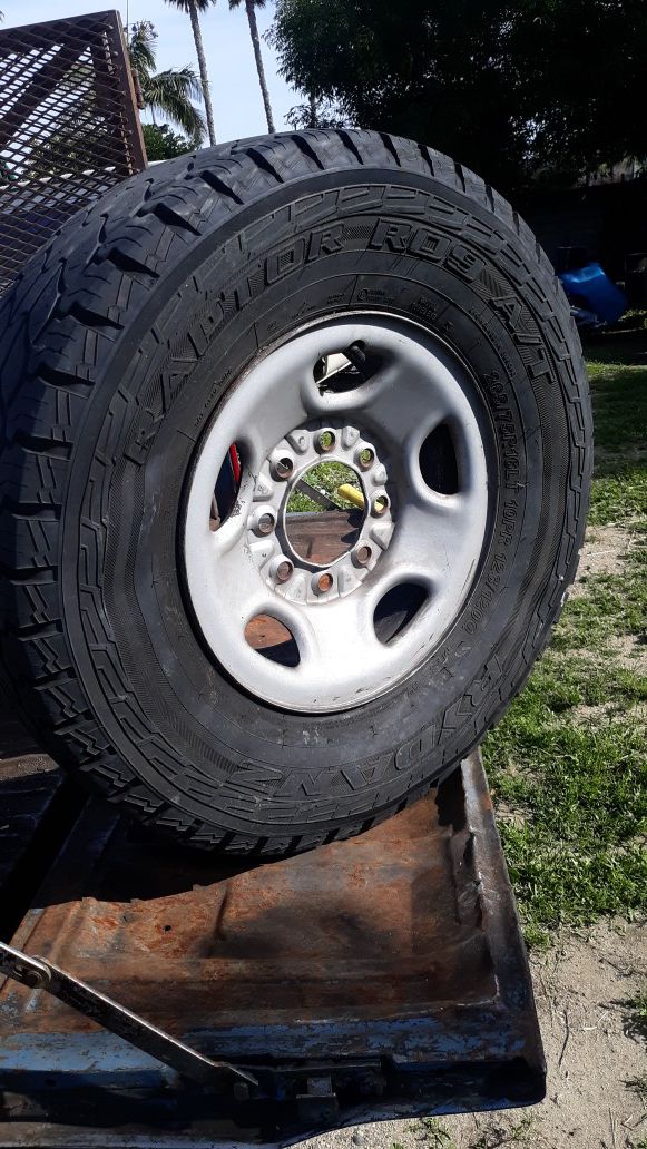 Chevy gmc 8 lug spare rim and tire / tire needs air no center cap