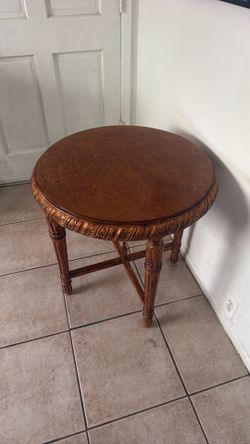 A beautiful handmade coffee table and a glass TV stand. I’m saying you both together for the same price. A beautiful handmade coffee table and a glass