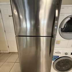 USED STAINLESS TOP/BOTTOM REFRIGERATOR WITH ICEMAKER
