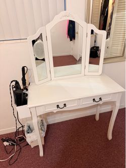 Girls vanity