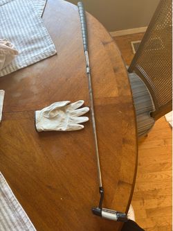 Calloway golfing glove and a putter