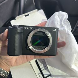 Sony - Alpha ZV-E1 Full-frame Vlog Mirrorless Lens Camera (Body Only) - Black