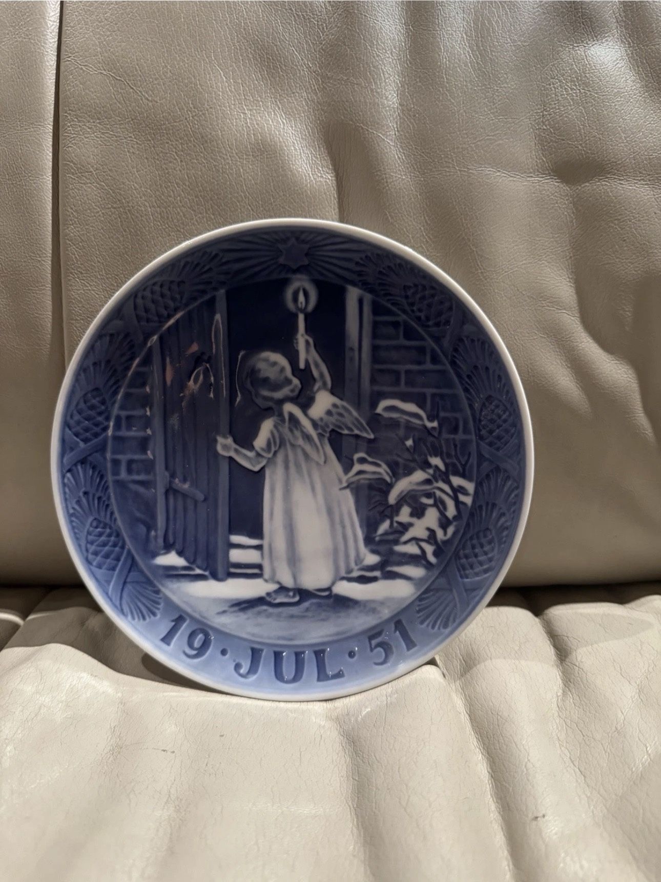 PRISTINE VINTAGE ROYAL COPENHAGEN CHRISTMAS PLATE FROM 1951