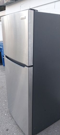 FRIGIDAIRE REFRIGERATOR