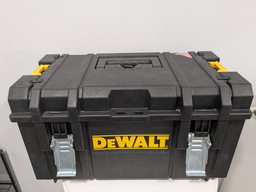 DeWalt 23" Tool Box