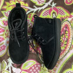 UGG Kids Neumel II Round Toe Lace-Up Boots