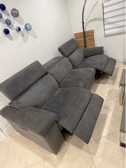 Sofa de tres piezas color gris y reclinables eléctricos - Gray microfiber couch with electric