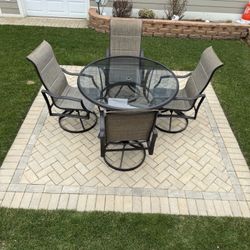 BEAUTIFUL PATIO TABLE WITH 4CONFORTABLE CHAIRS. TABLE MEASURES 52  INCHES. EXCELLENT CONDITION. WE ASSEMBLED IT A FEW WEEKS AGO.$350.00  OR BEST OFFER