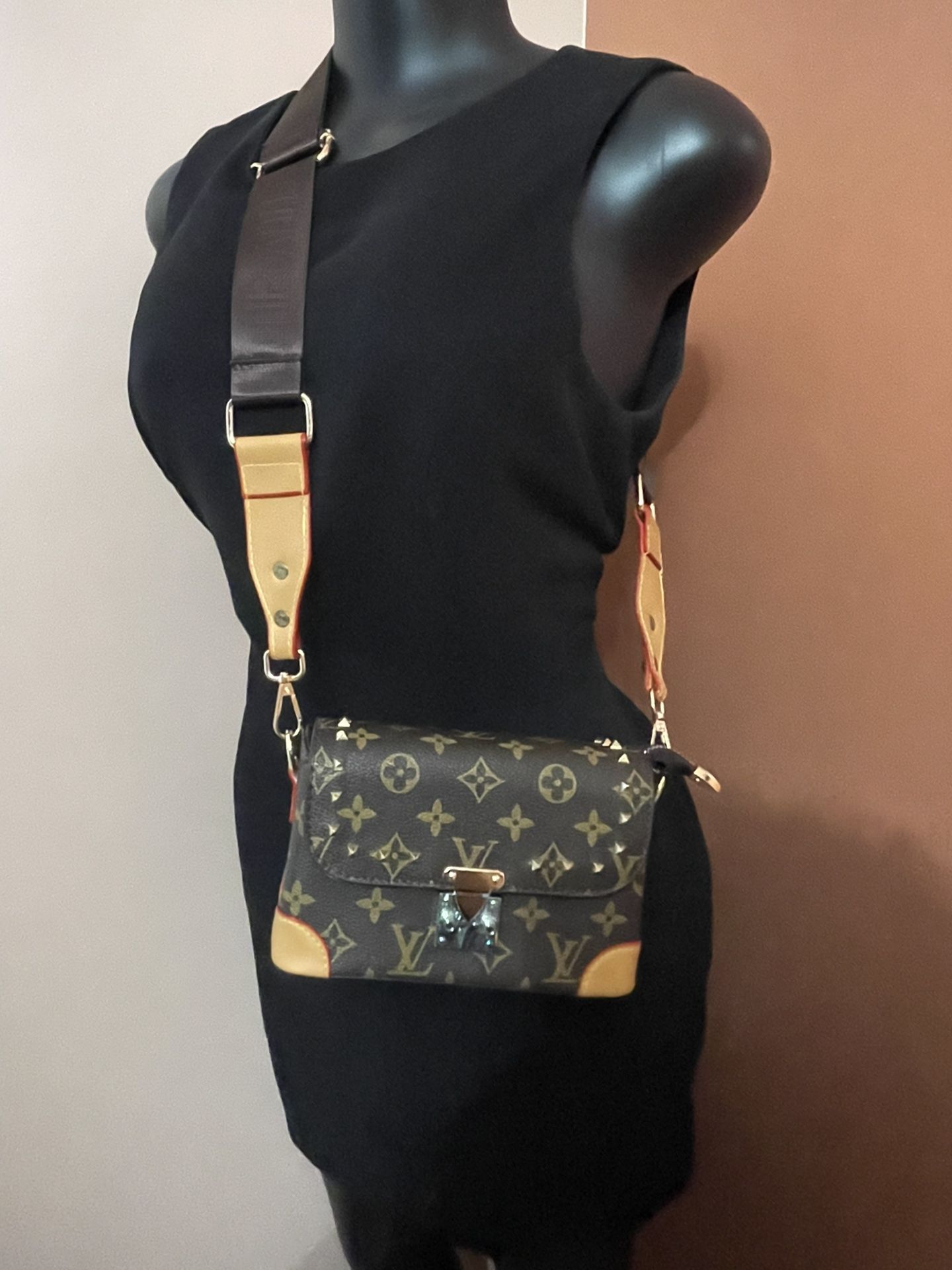 Louis Vuitton Small Chain Crossbody for Sale in Palos Park, IL - OfferUp