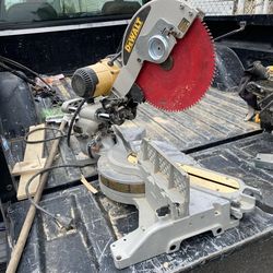 DEWALT 12-inch double-bevel sliding compound miter saw