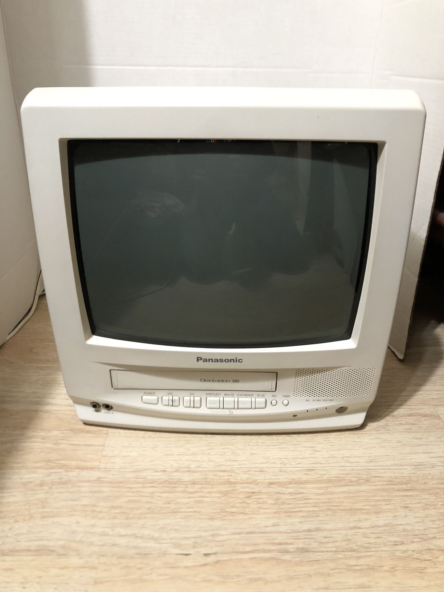 Panasonic 13” COLOR TV/VCR /FM Combo VHS Player PVQ-130WA NO REMOTE