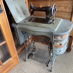 Antique New Cottage Sewing Machine