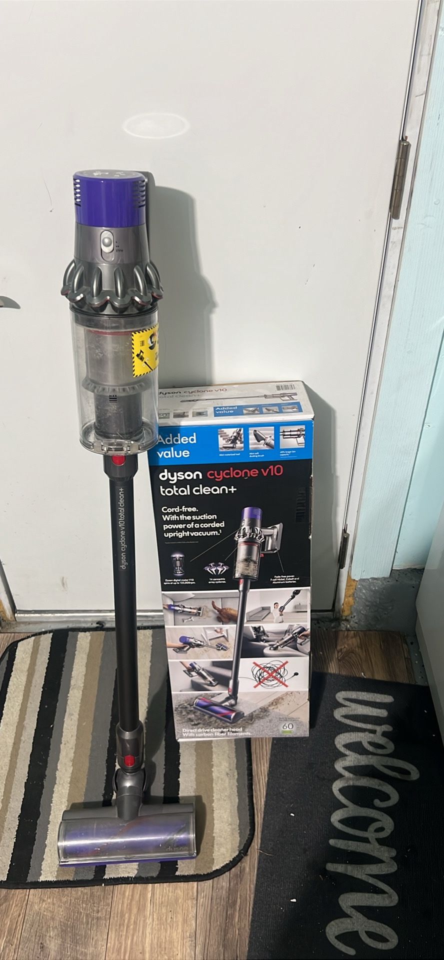 Dyson v10 Vacuum with box (ALL PARTS INCLUDED)