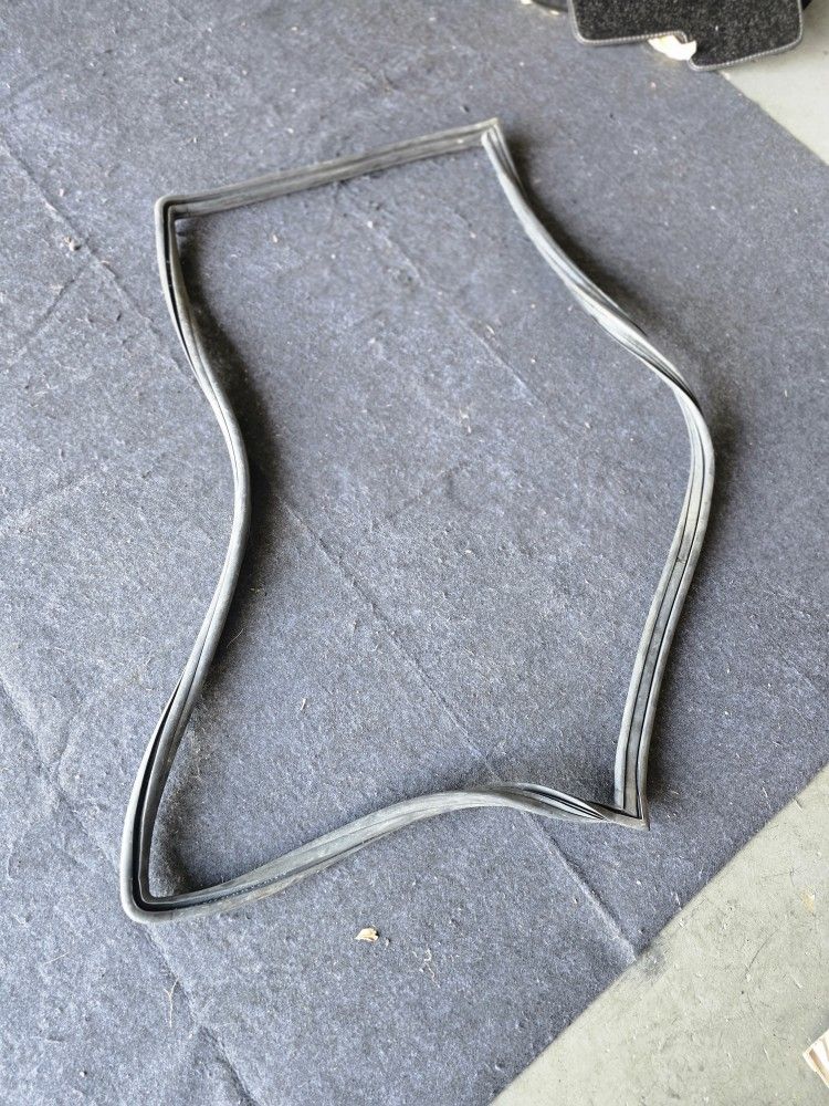 1987/88 E28 535is Front Windshield Rubber Seal 