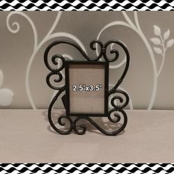 BLACK METAL PICTURE FRAME
