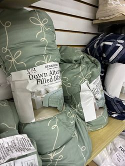 Berkshire Down Alternative Filled Blanket