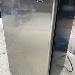 Sanyo Mini Fridge w Freezer