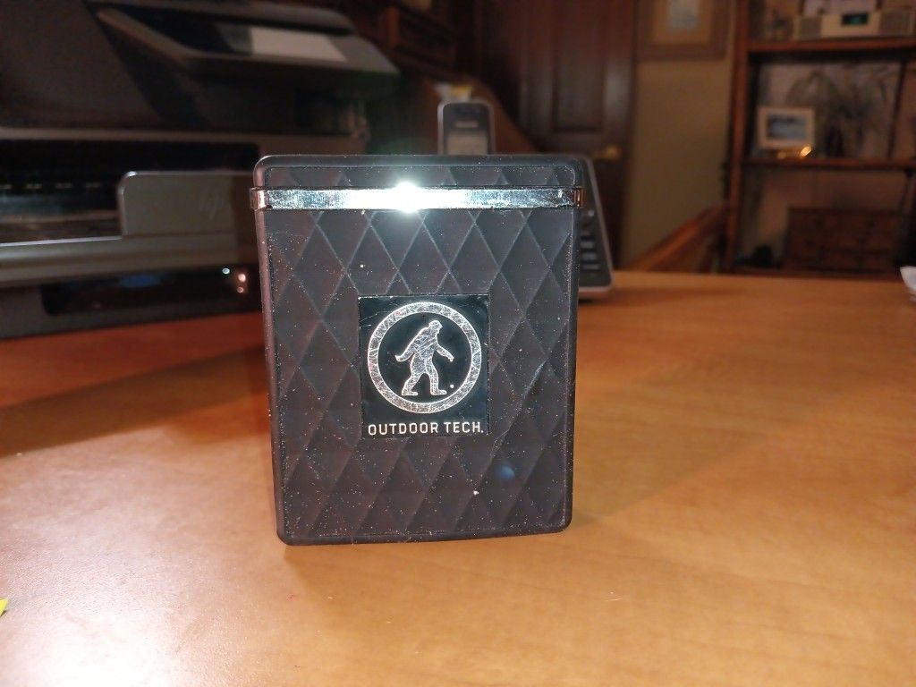 Outdoor Tech Kodiak Plus 2.0 Waterproof Rugged 10,000mAH Power Bank Flash Light
