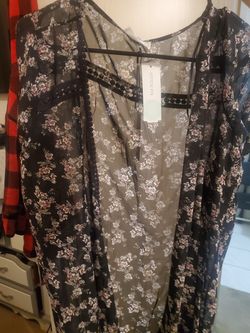 New with tags kimono style top, size medium, bought from stich fix. 45$ i paid 70$