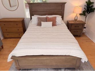 Queen Storage Bed Frame with 6 Drawers – Excellent Condition