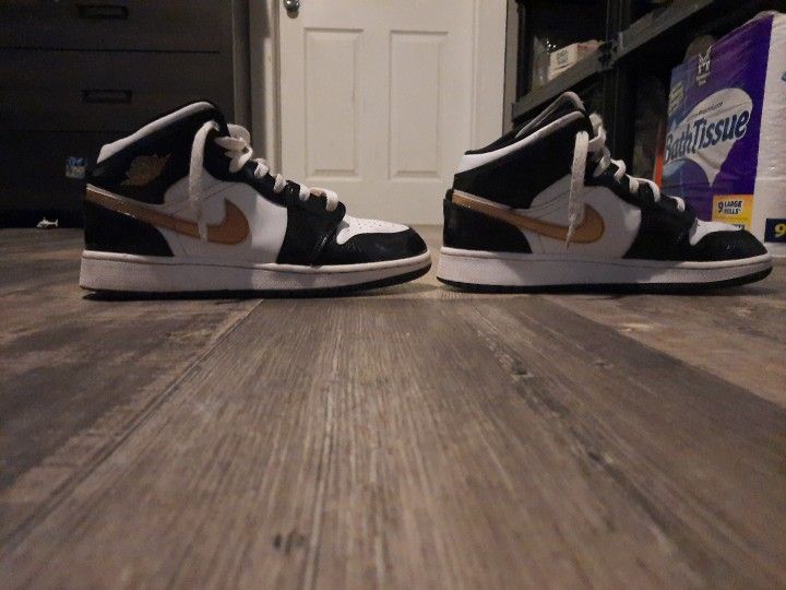 Nike Jordan 1 Mid SE Black And Gold 