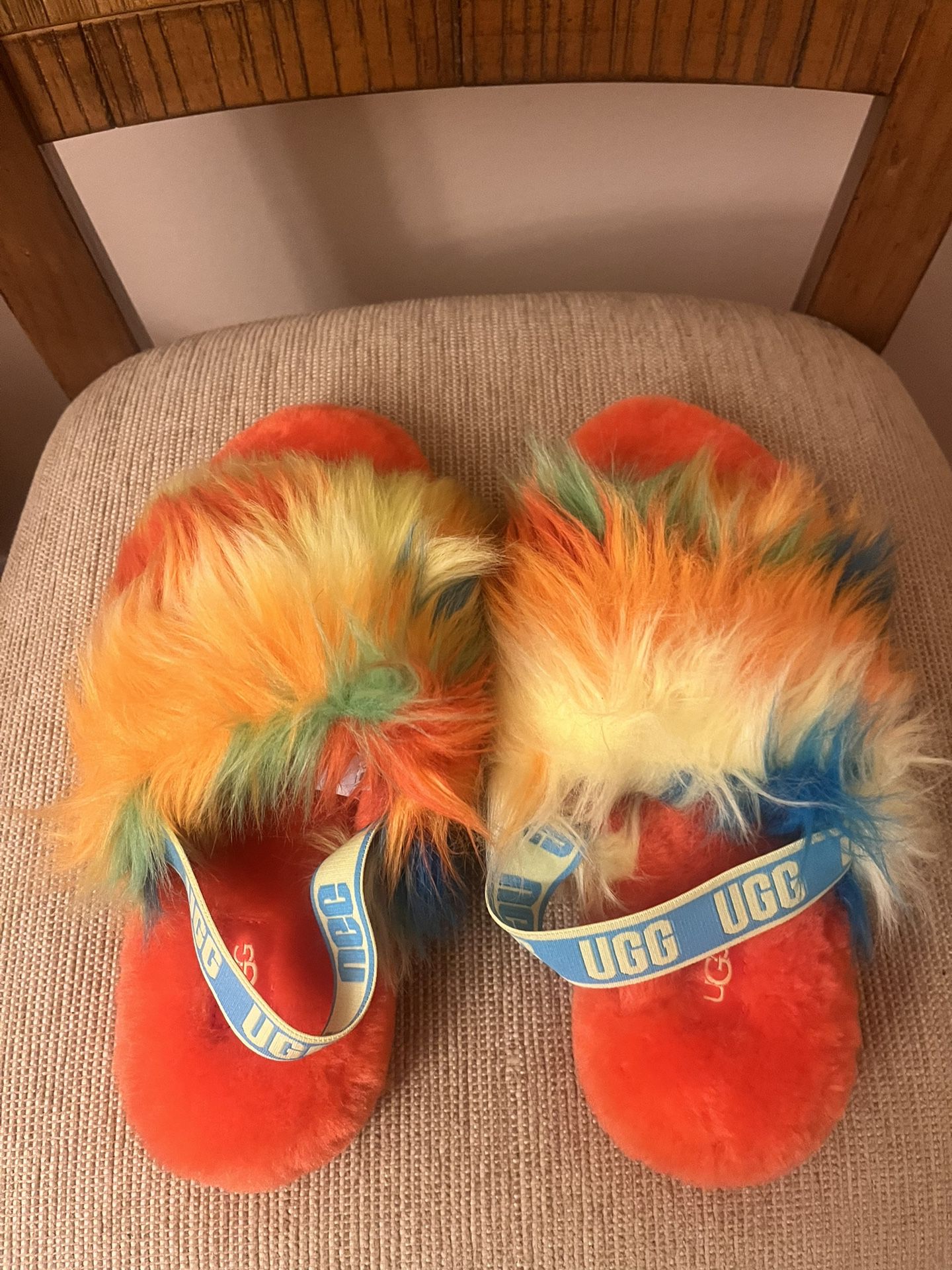UGG WOMENS FLUFF SLIPPERS SIZE 5