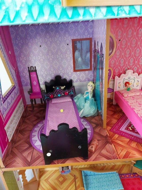 Like new Frozen house for sale ( original price was $150 and I am selling for half the price, please don't ask for lower price)