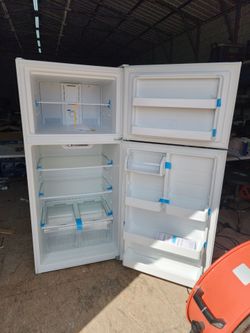 NEW Vissani 18.1 cu. ft. Top Freezer Refrigerator Adjustable Glass Shelving in White, Garage Ready