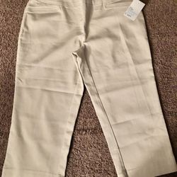 NWT Women’s Size 14 Capri Pants