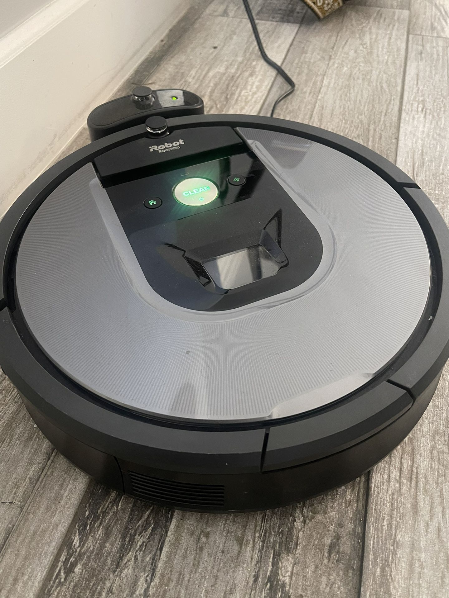 Roomba 960 With Wi-Fi Mapping Technology Works With Alexa!!