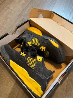 Air Jordan 4 Thunder Black Yellow Sneakers