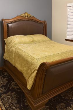*BEAUTIFUL* 4 piece, Great condition, queen sized sleigh bed, solid cherry