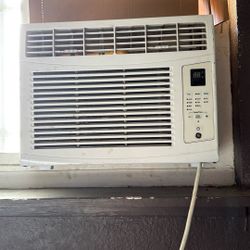 Like New Ac Wall Unit 