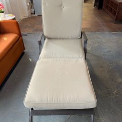 🔥Special Discount 🔥Patio Lounge Chair Chaise Lounge, Adjustable with Armrests for Poolside, Backyard, Balcony (Beige)80$  Decatur Location  2272 Law