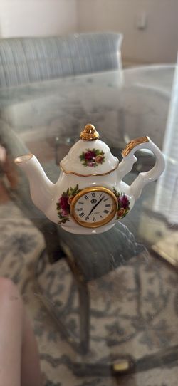 Royal Albert Old Country Roses Miniature Teapot Clock