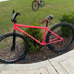 Pink street co 650$