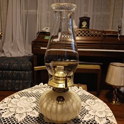 REALLY NICE LOOKING   Oil LAMP   NEVER  BEEN  USED 