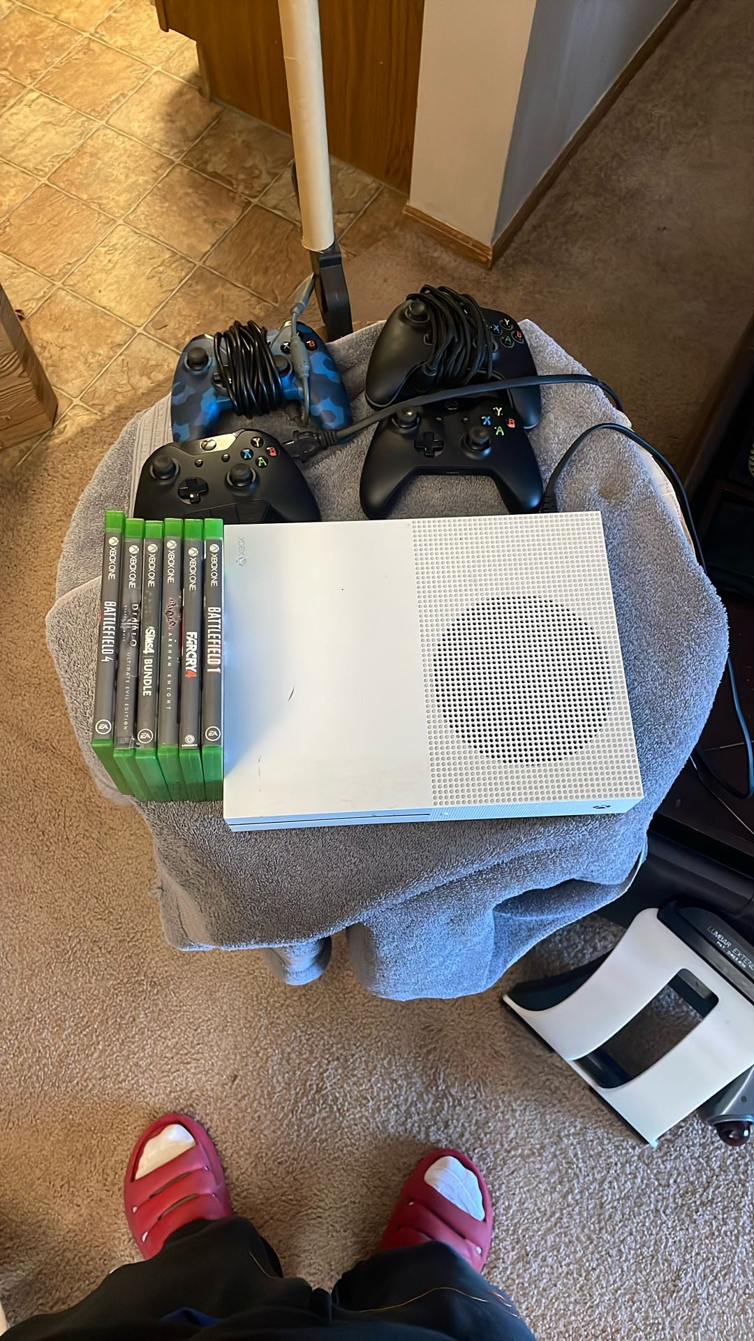 Xbox One , 4 Controllers , 6 Games