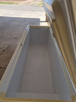 Ches freezer 7-cu-ft congela muy bien 83"×30"
