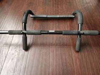 Gold’s Gym Doorway Pull-Up Bar